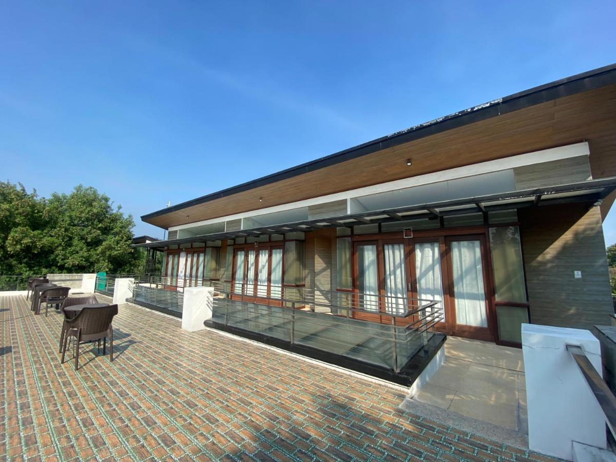 Floating Sanctuary Resort Powered By Cocotel Bulacan Εξωτερικό φωτογραφία